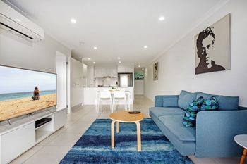 Cotton Tree Modern Apartment - Palm Beach Accommodation 2
