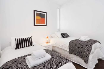 Executive Bay Views St. Kilda - Palm Beach Accommodation 4