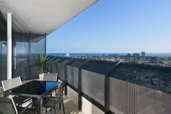Executive Bay Views St. Kilda - Palm Beach Accommodation 3