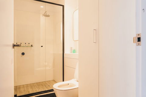 Victoria One Suites - Palm Beach Accommodation 3