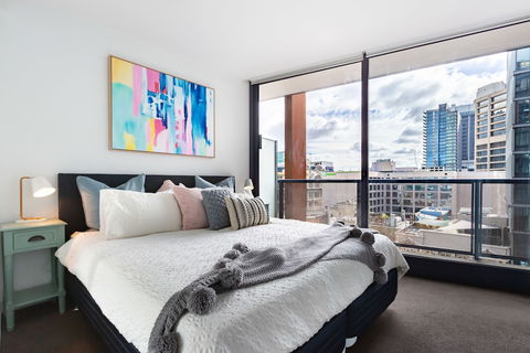 Ella, 1BDR Melbourne Apartment - Palm Beach Accommodation 3