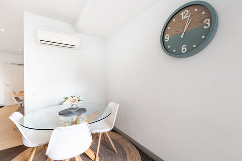 Ella, 1BDR Melbourne Apartment - Palm Beach Accommodation 4