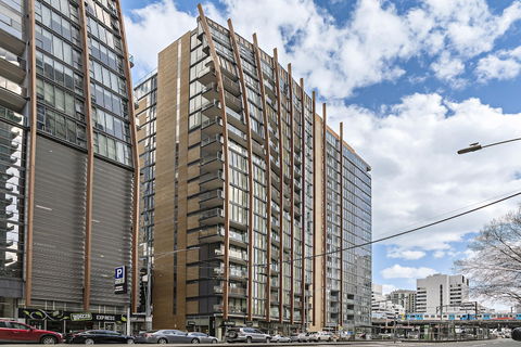 Ella, 1BDR Melbourne Apartment - Palm Beach Accommodation 0