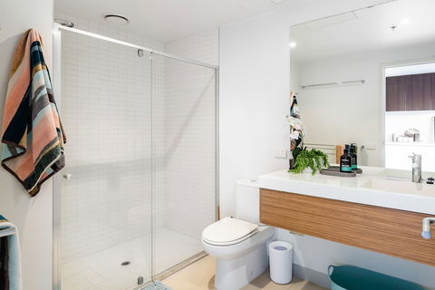 Ella, 1BDR Melbourne Apartment - Palm Beach Accommodation 2