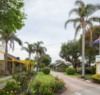 Lazy Acre Log Cabins - Palm Beach Accommodation