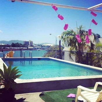 Adventurers Resort - Hostel - Palm Beach Accommodation 1