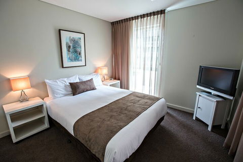 Adelaide DressCircle Apartments North Terrace - Palm Beach Accommodation 4