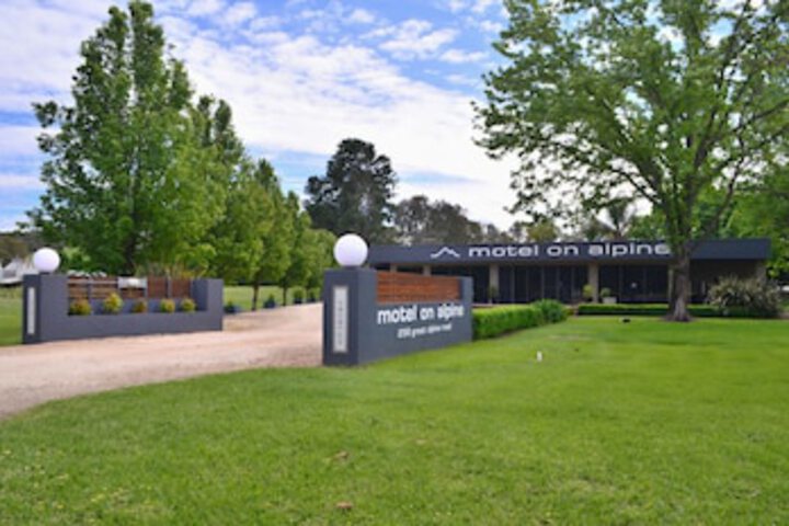 Myrtleford VIC Palm Beach Accommodation