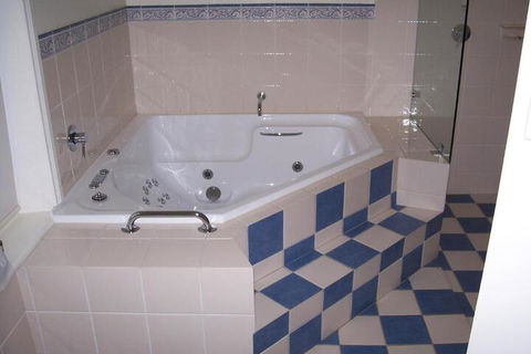 MacDonnell House Naracoorte - Palm Beach Accommodation 5