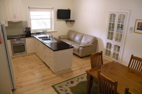 MacDonnell House Naracoorte - Palm Beach Accommodation 7