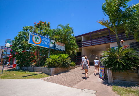 Airlie Beach YHA - Hostel - Palm Beach Accommodation 0