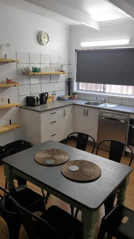 At Home Apartments - Palm Beach Accommodation 5