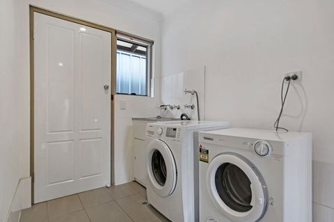 Adelaide Holiday Homes - Palm Beach Accommodation 2