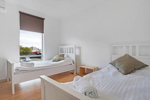 Adelaide Holiday Homes - Palm Beach Accommodation 1