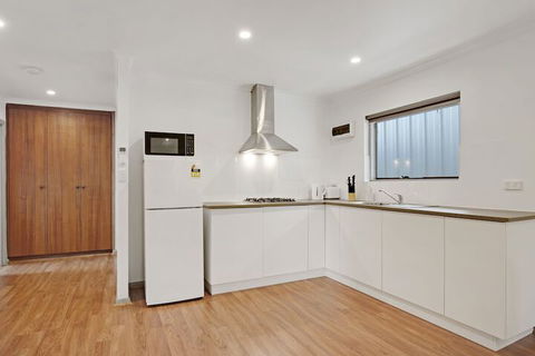 Adelaide Holiday Homes - Palm Beach Accommodation 7