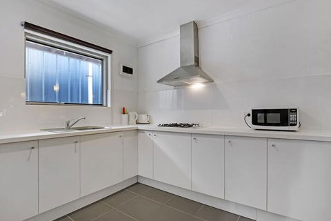 Adelaide Holiday Homes - Palm Beach Accommodation 5
