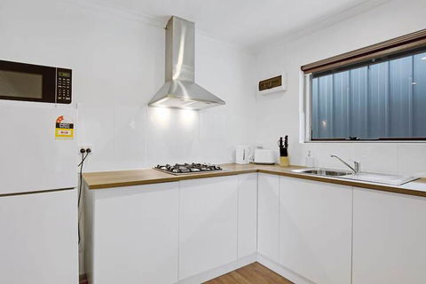 Adelaide Holiday Homes - Palm Beach Accommodation 4