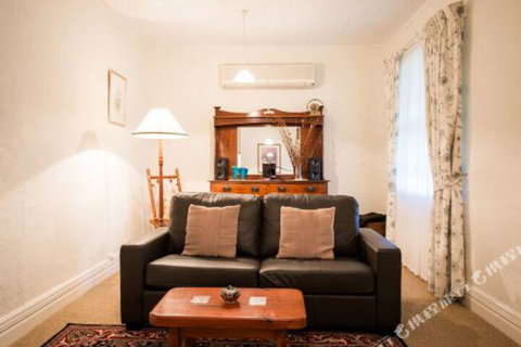 Georgies Cottage - Palm Beach Accommodation 6