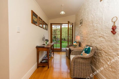 Georgies Cottage - Palm Beach Accommodation 7