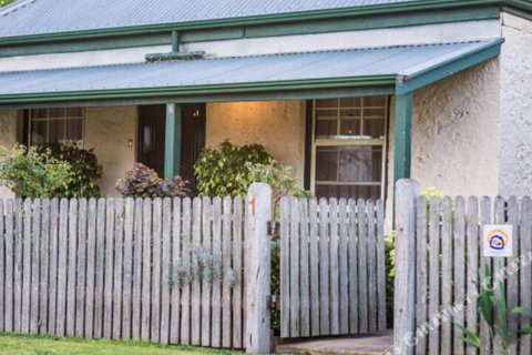Georgies Cottage - Palm Beach Accommodation 3