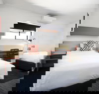 Villawood Hotel - Palm Beach Accommodation