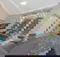 Sun Worship Crescent Head - Palm Beach Accommodation