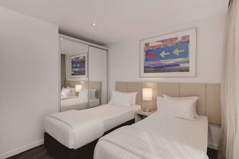 Travelodge Melbourne Docklands - Palm Beach Accommodation 5