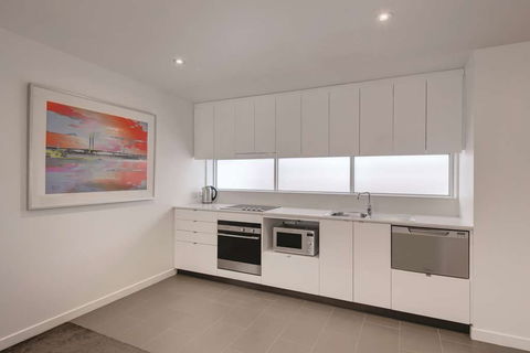 Travelodge Melbourne Docklands - Palm Beach Accommodation 6