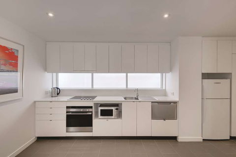 Travelodge Melbourne Docklands - Palm Beach Accommodation 7