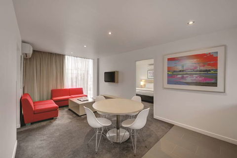 Travelodge Melbourne Docklands - Palm Beach Accommodation 8