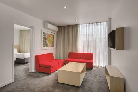 Travelodge Melbourne Docklands - Palm Beach Accommodation 9
