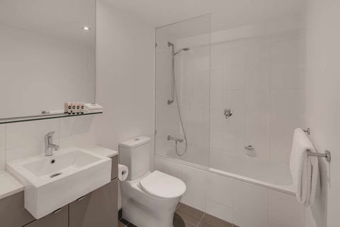 Travelodge Melbourne Docklands - Palm Beach Accommodation 10