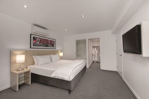 Travelodge Melbourne Docklands - Palm Beach Accommodation 12