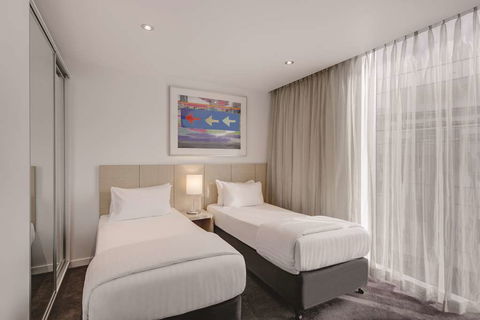 Travelodge Melbourne Docklands - Palm Beach Accommodation 13