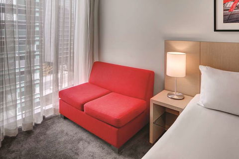 Travelodge Melbourne Docklands - Palm Beach Accommodation 14