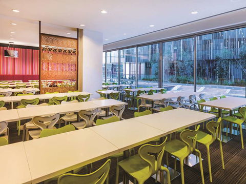 Travelodge Melbourne Docklands - Palm Beach Accommodation 15