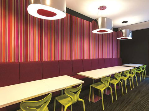 Travelodge Melbourne Docklands - Palm Beach Accommodation 17