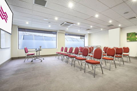 Crowne Plaza Canberra - Palm Beach Accommodation 9