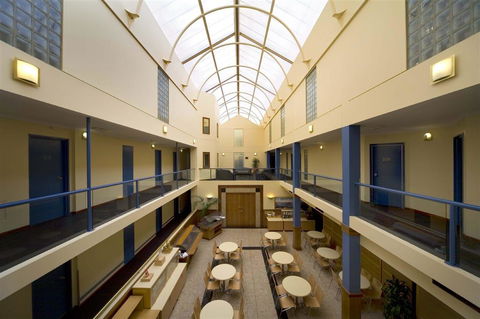 Capital Executive Apt Hotel Canberra - Palm Beach Accommodation 1
