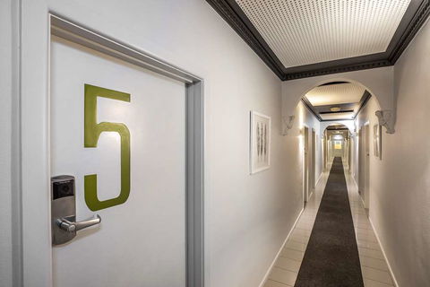 Skyways Hotel - Palm Beach Accommodation 1