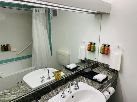 Holiday Inn Parramatta - Palm Beach Accommodation 7