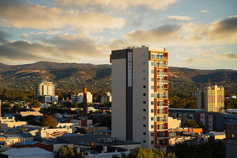 Tom's Court Hotel - Palm Beach Accommodation 1
