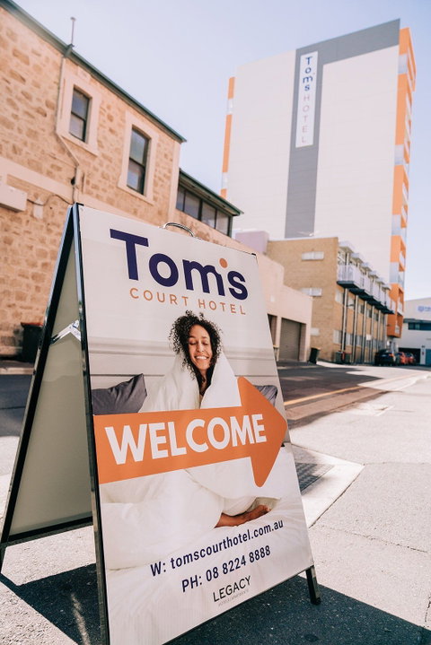 Tom's Court Hotel - Palm Beach Accommodation 2