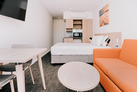 Tom's Court Hotel - Palm Beach Accommodation 8