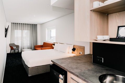 Tom's Court Hotel - Palm Beach Accommodation 10