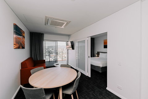 Tom's Court Hotel - Palm Beach Accommodation 13