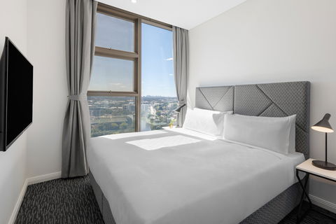 Meriton Suites George St - Palm Beach Accommodation 1