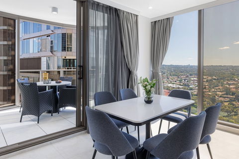 Meriton Suites George St - Palm Beach Accommodation 2