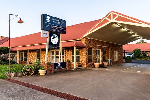 Parkes International - Palm Beach Accommodation 0