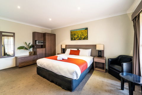 Parkes International - Palm Beach Accommodation 1